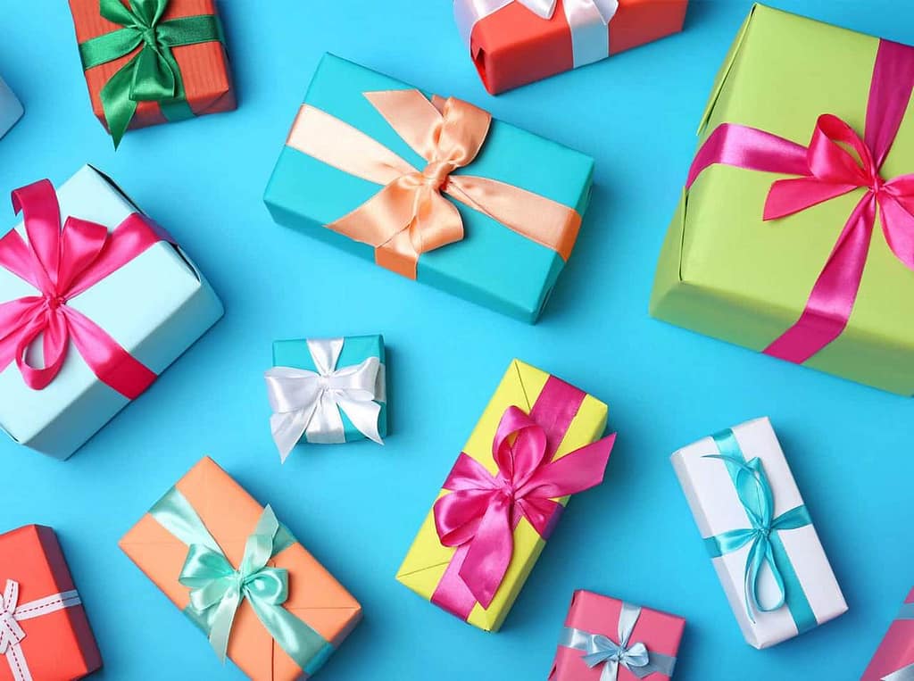 Vários embrulhos de presentes, representando marketing e gifting na prática