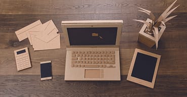 Notebook, tablet, celular, calculadora, envelopes de carta e vaso de plantas: Tudo feito em papel e papelão, simbolizando brindes sustentáveis