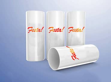 Quatro copos long drink transparentes personalizados escrito "Festa!" ilustrando um dos tipos de copos para personalizar