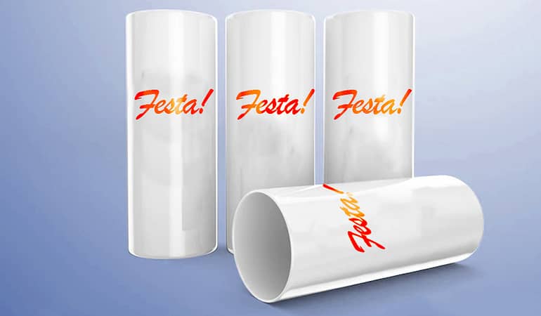 Quatro copos long drink transparentes personalizados escrito "Festa!" ilustrando um dos tipos de copos para personalizar