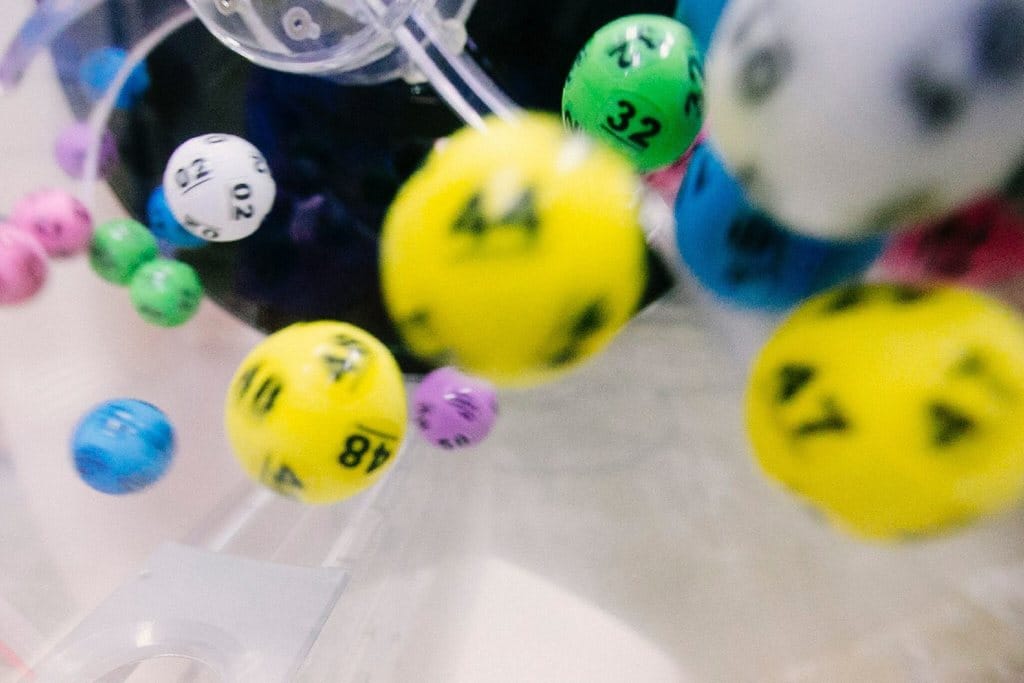 Bolinhas de bingo em movimento, simbolizando sorteio de brindes para clientes