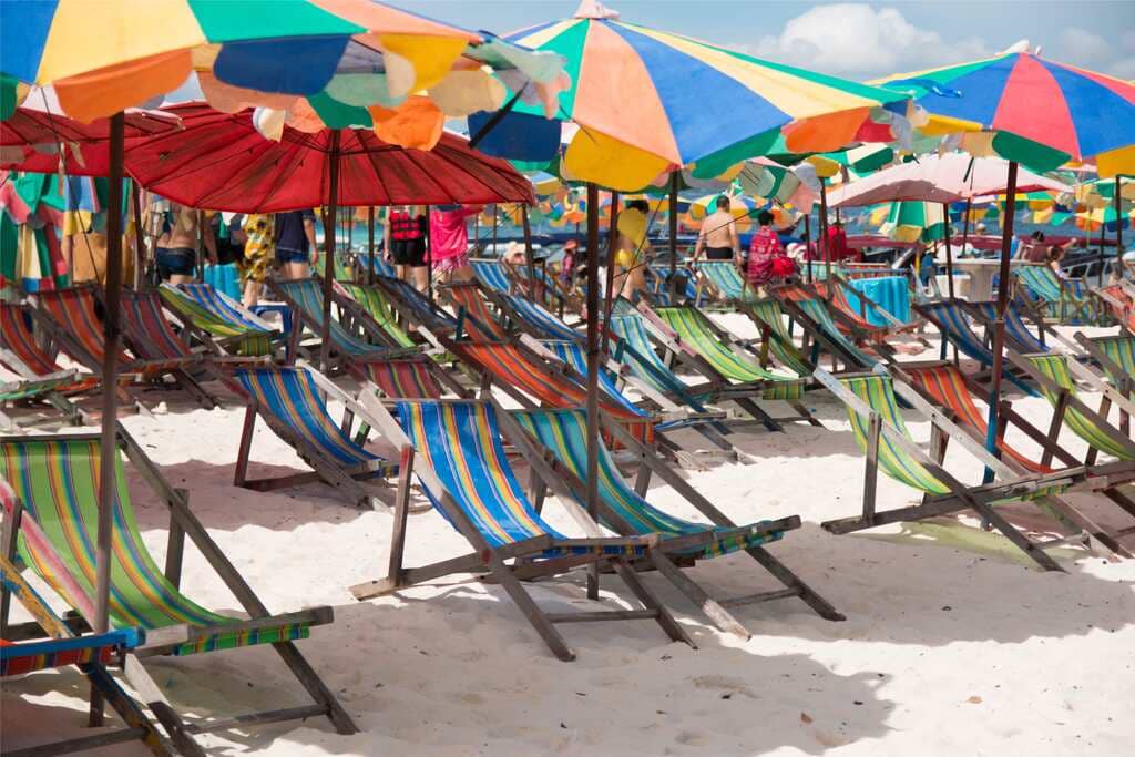cadeiras de praia e guarda sol brindes de verão da empresa