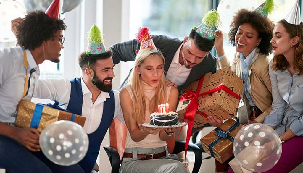 familia comemorando aniversário em casa com brindes de aniversário personalizados