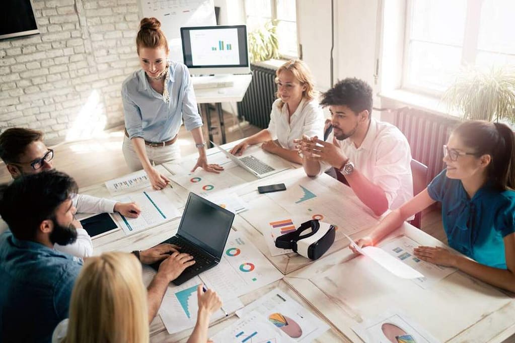 Equipe em sala de reunião criativa, simbolizando o que é marketing comercial