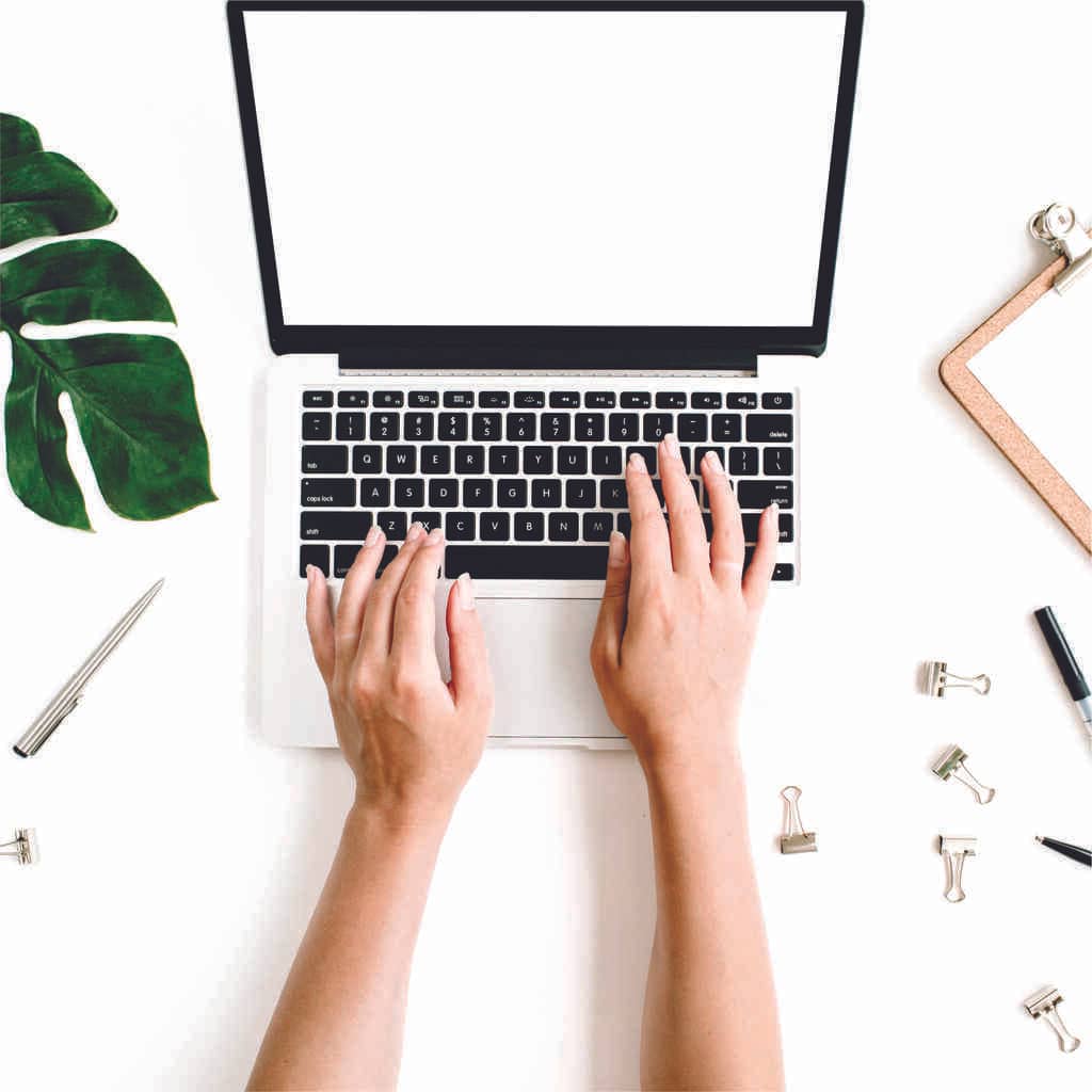 pessoa teclando no notebook branco listando ideias e dicas para outubro rosa na empresa