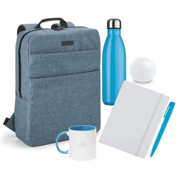 kit de boas vindas ao novo colaborador com mouse, mochila, fone de ouvido e moleskine.